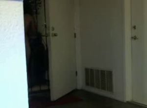 Три студентки прикалываются над доставщиком пиззы